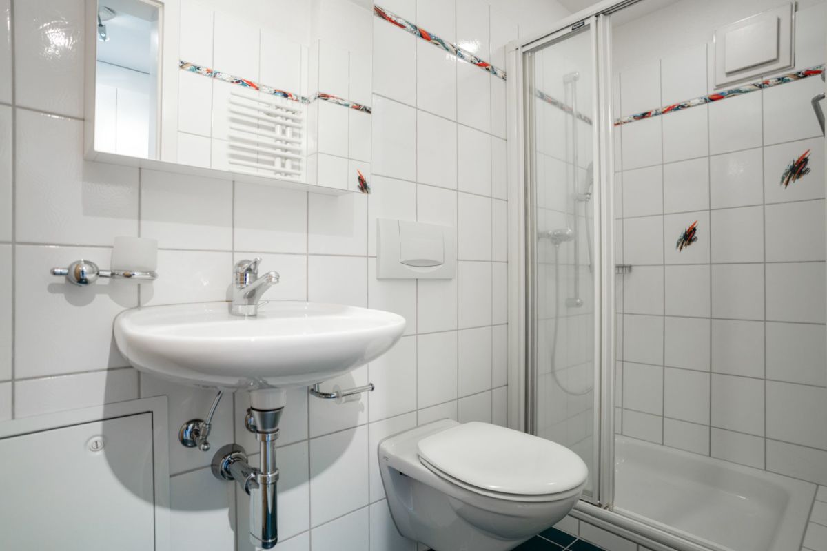 Kleines Badezimmer mit Dusche und Waschbecken