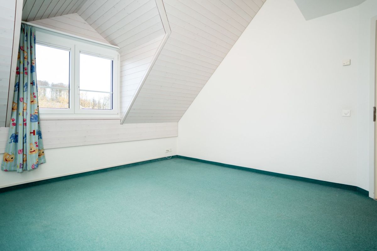 Leerer Dachraum mit schräger Decke