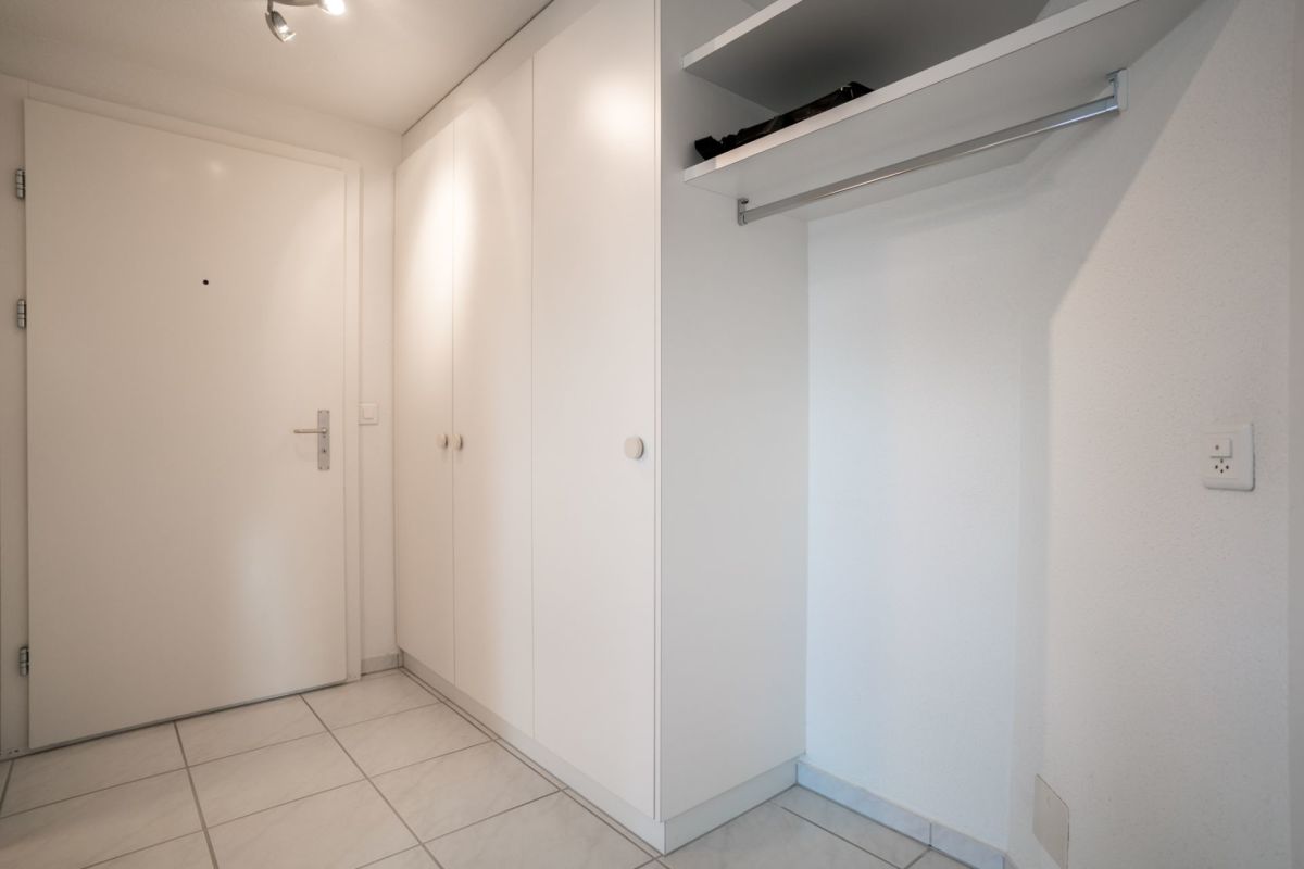 Heller Eingangsbereich mit Garderobenschrank