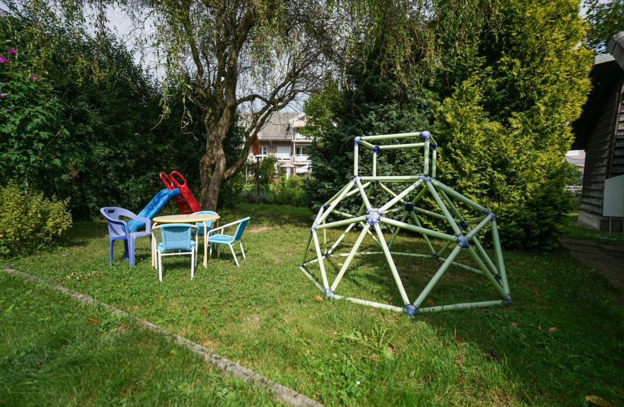 Garten mit Spielbereich und Klettergerüst