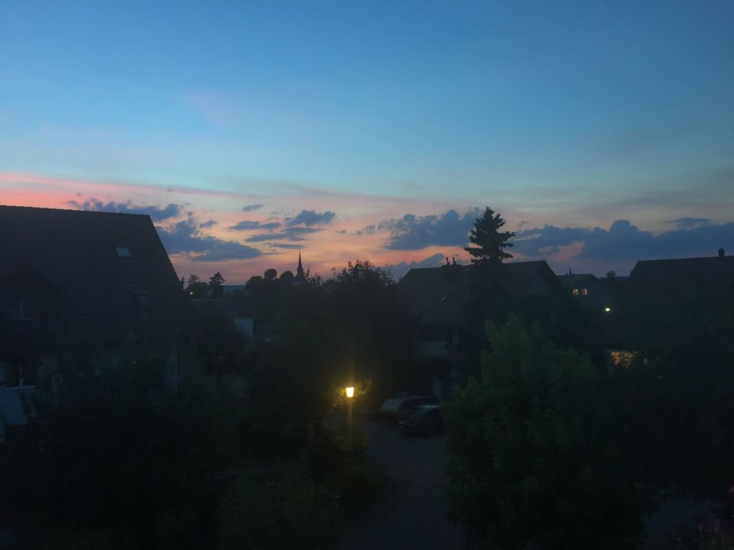 Abendliche Außenansicht einer Wohnsiedlung