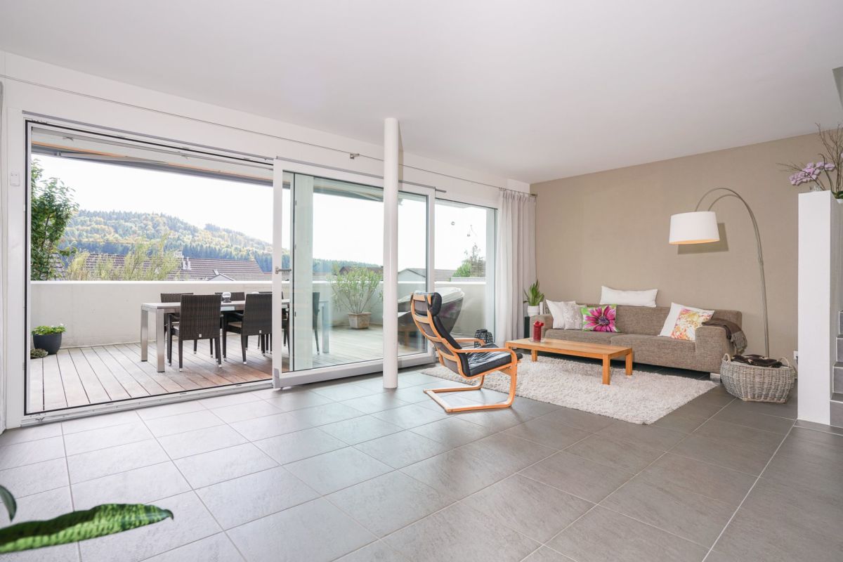 Wohnzimmer mit Zugang zur Terrasse
