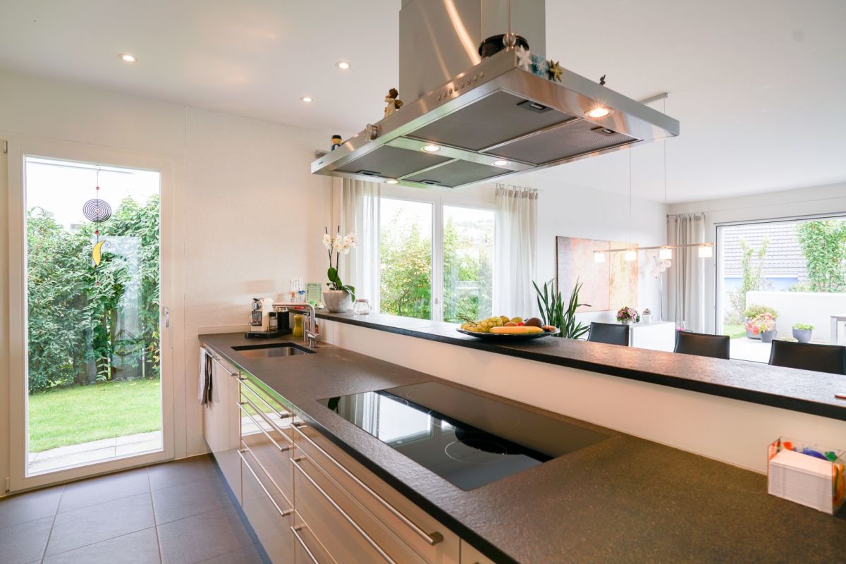 Moderne offene Küche mit Gartenblick