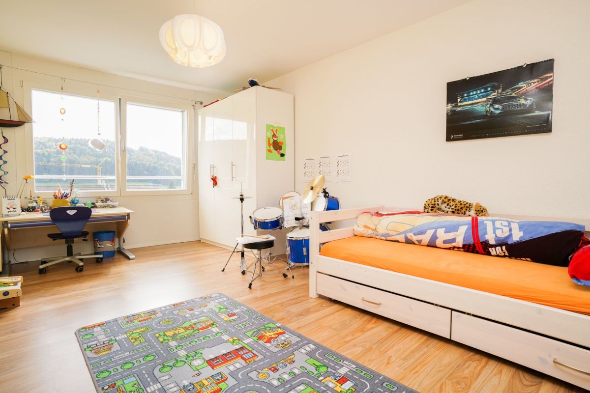 Kinderzimmer mit Schreibtisch, Bett und Musikecke