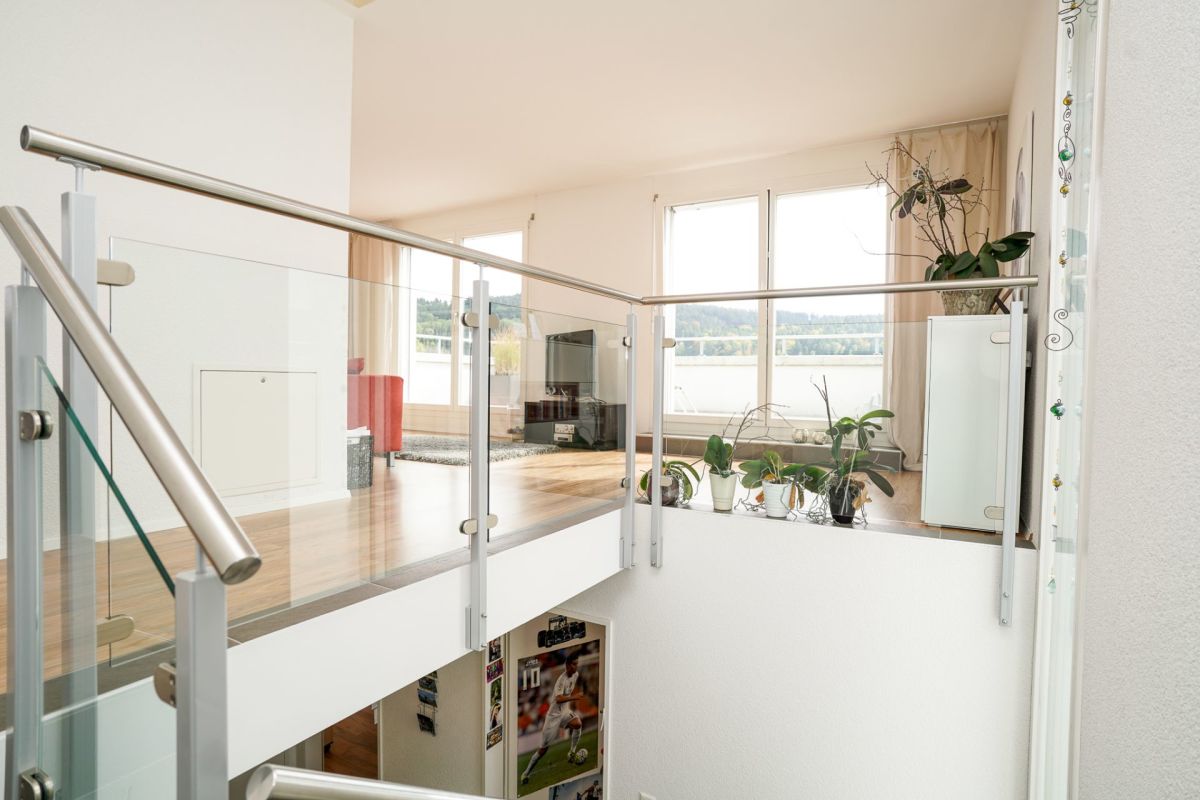 Galerie mit Glasgeländer und Tageslicht