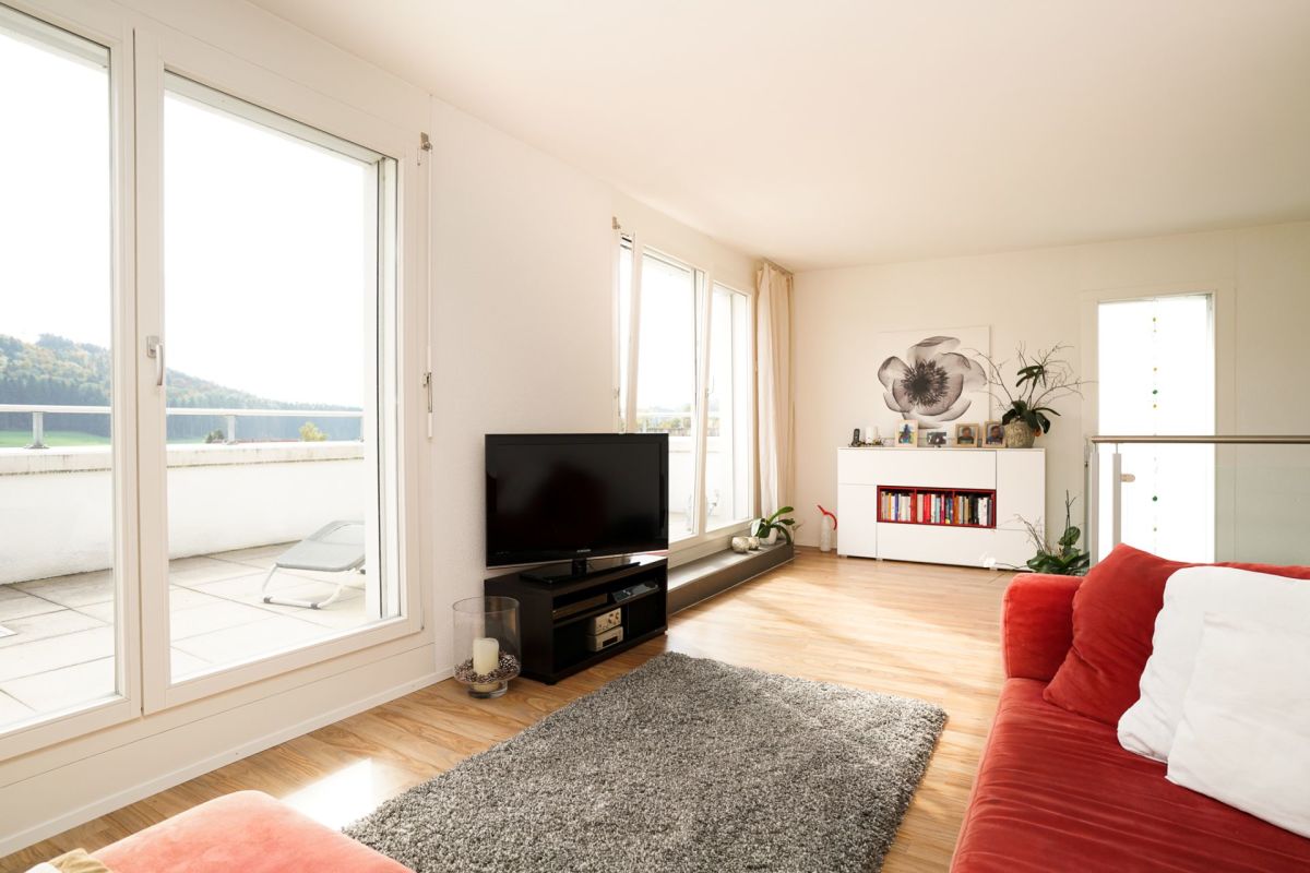Helles Wohnzimmer mit Balkonblick