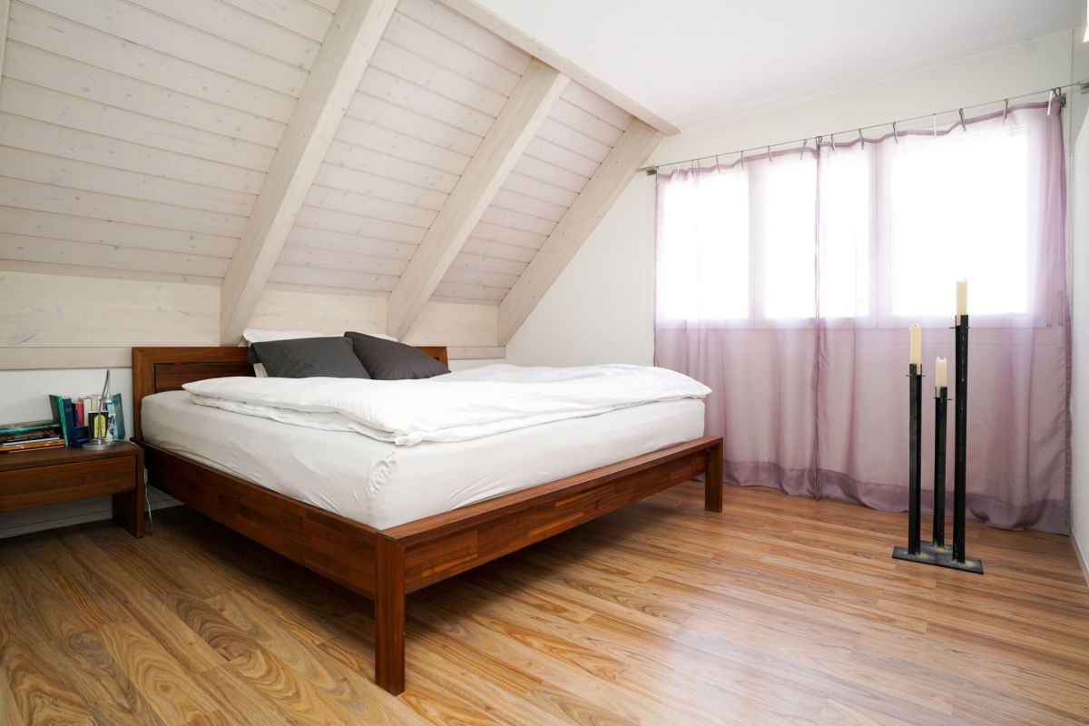 Helles Schlafzimmer unter einer Dachschräge