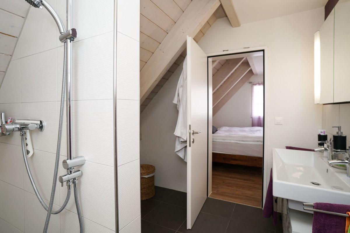 Modernes Badezimmer mit Dachschräge
