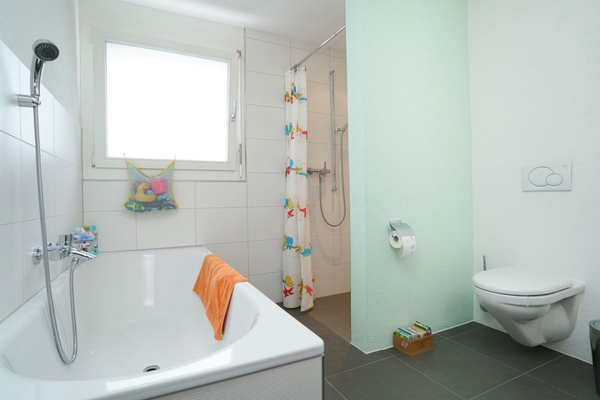 Modernes Badezimmer mit Badewanne, Dusche und WC