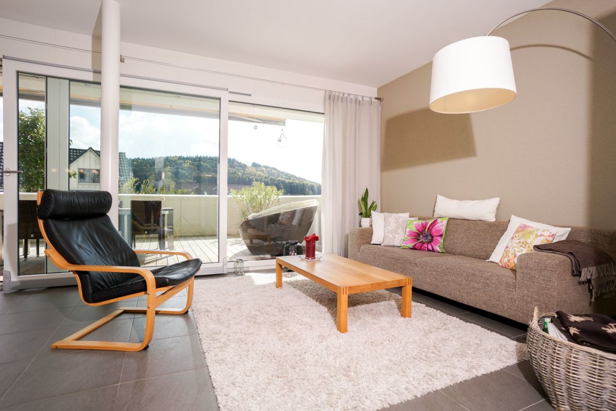 Helles Wohnzimmer mit Terrasse und Blick ins Grüne