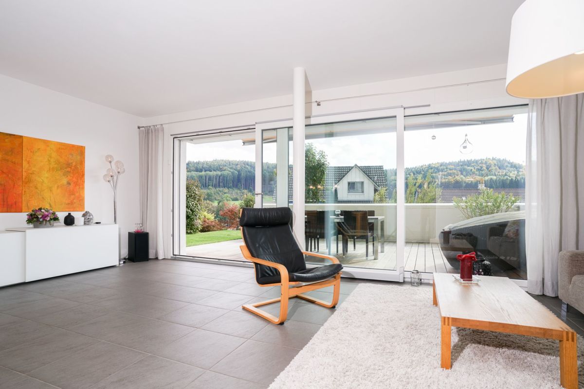 Wohnzimmer mit Zugang zur Terrasse