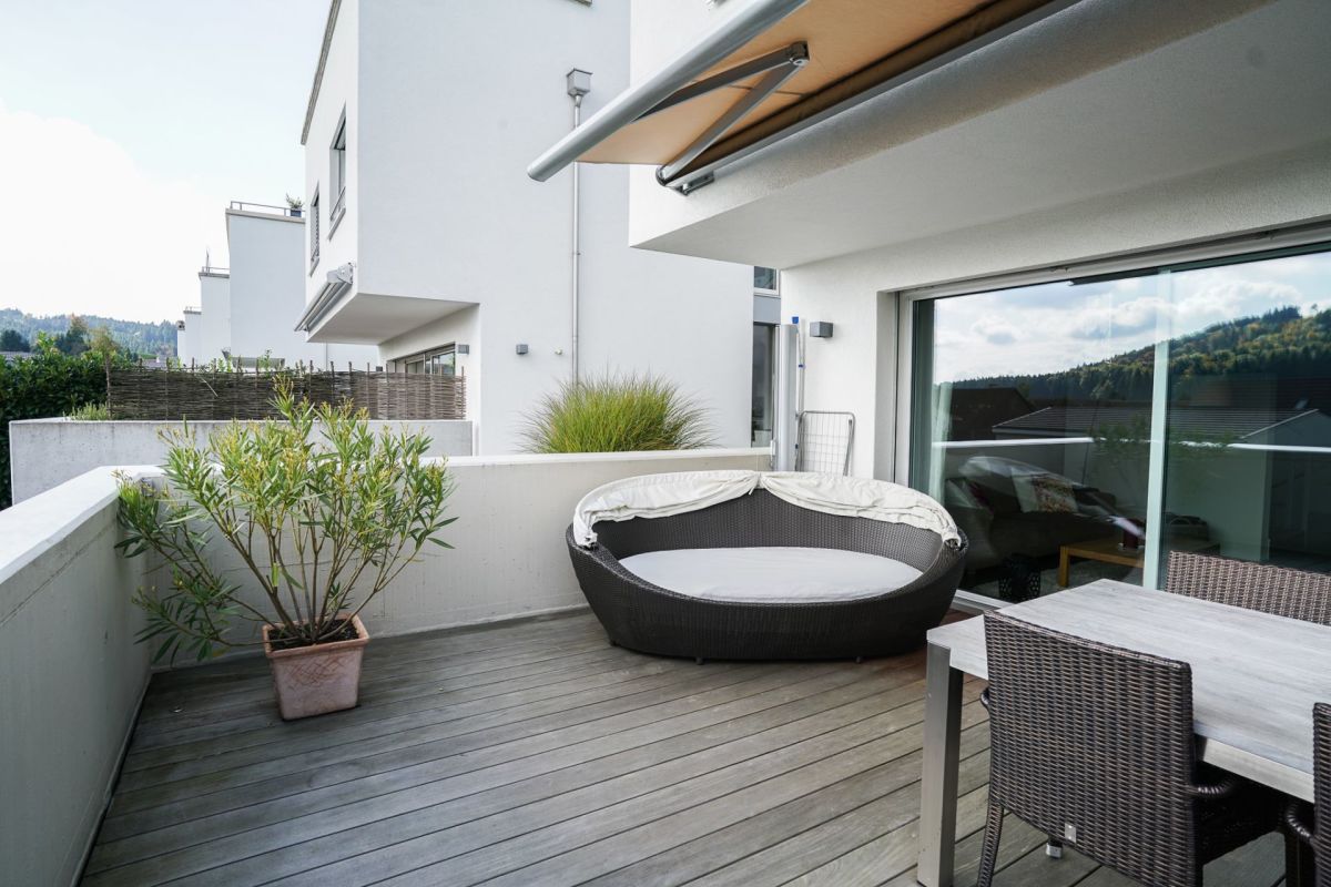 Moderne Dachterrasse mit Sitzbereich