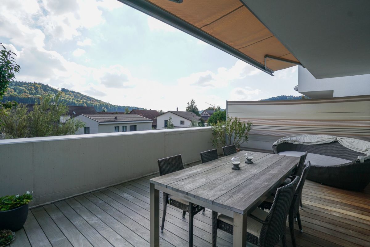 Große moderne Terrasse mit Bergblick