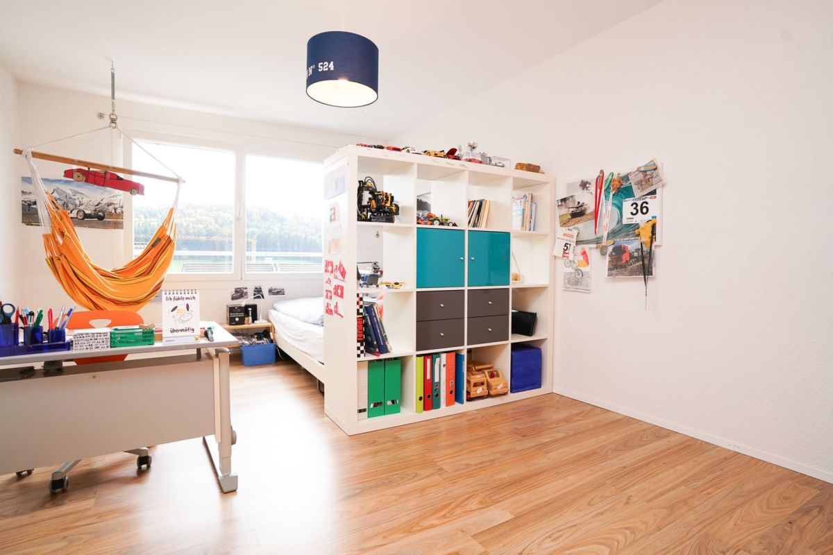 Kinderzimmer mit Schreibtisch und Regal