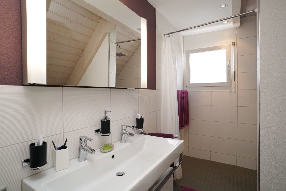 Modernes Badezimmer mit Doppelwaschbecken und Dusche