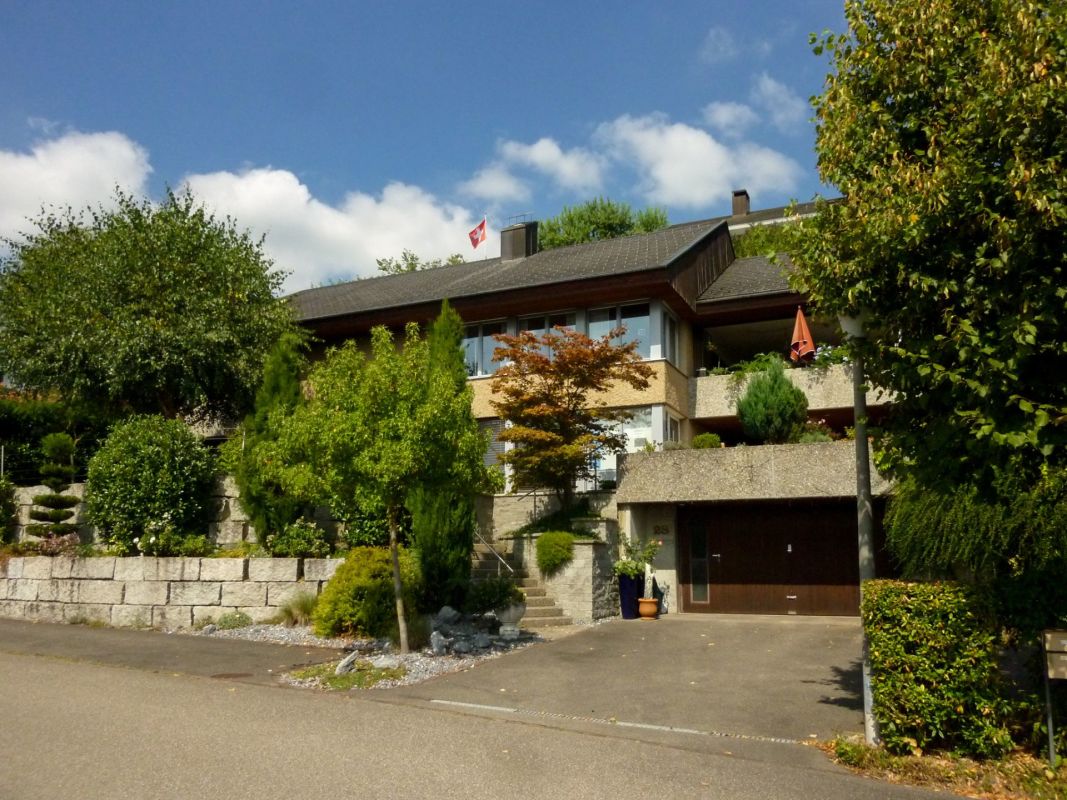 Modernes Wohnhaus mit Hanglage und Garage