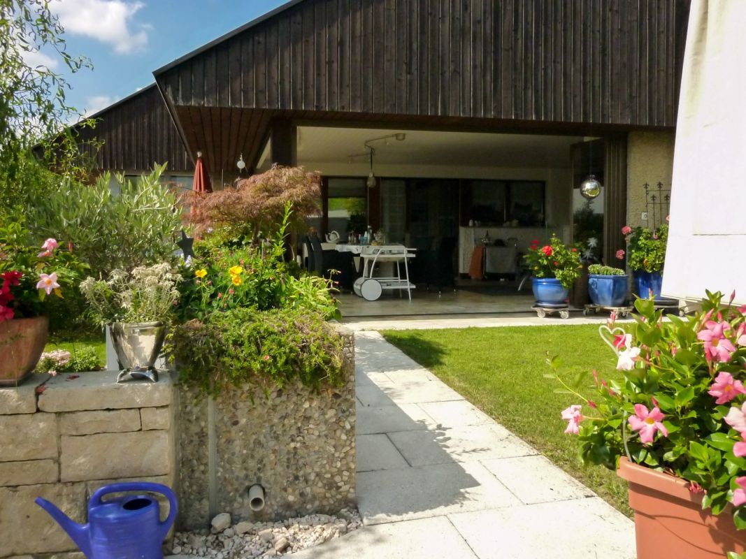 Gartenansicht mit überdachter Terrasse