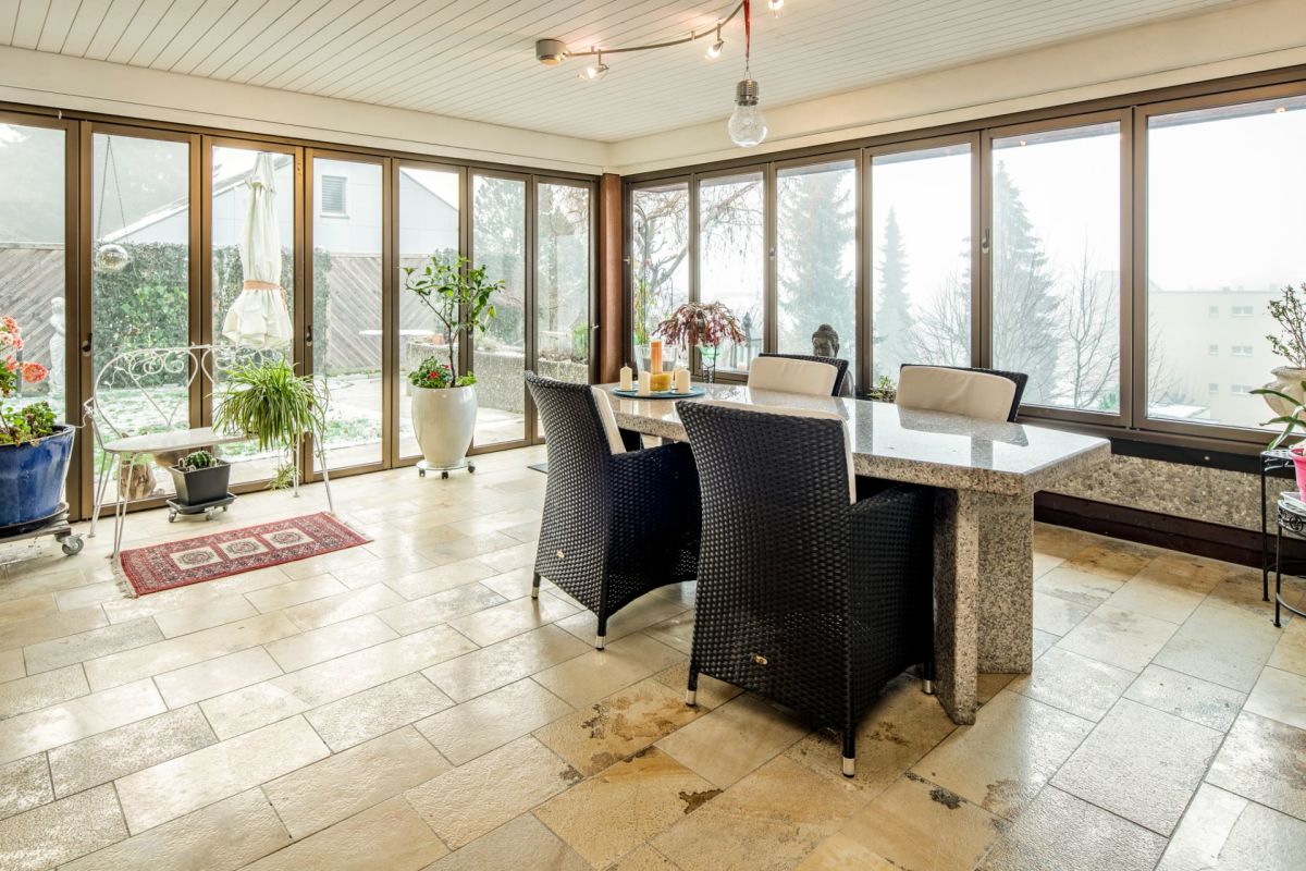 Verglaster Essbereich mit Gartenblick