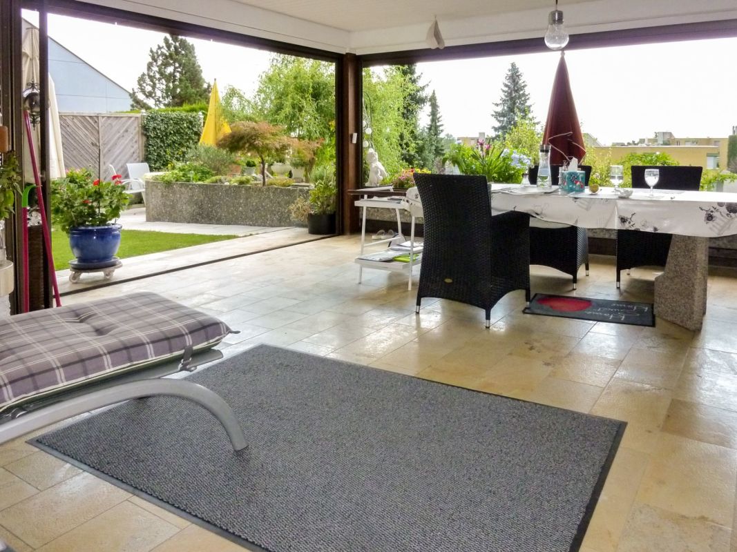 Überdachte Terrasse mit Gartenblick