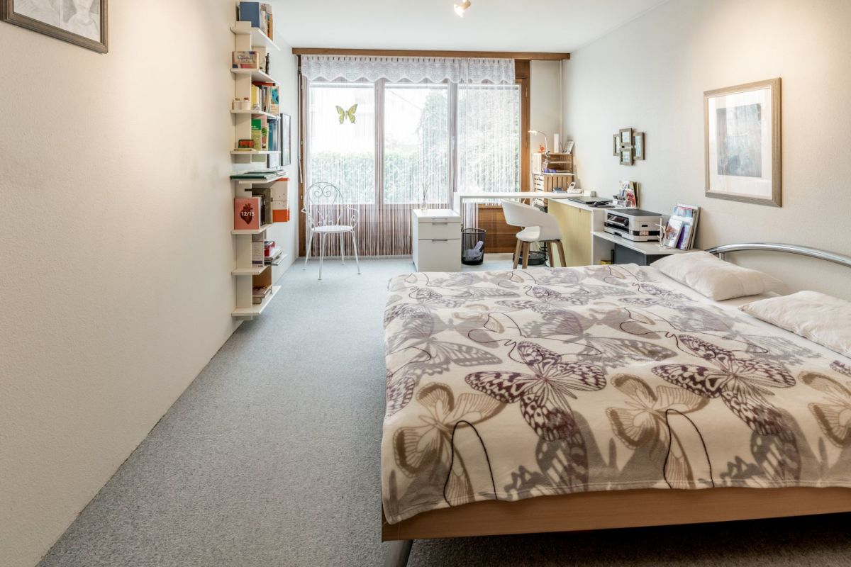 Helles Schlafzimmer mit Arbeitsbereich