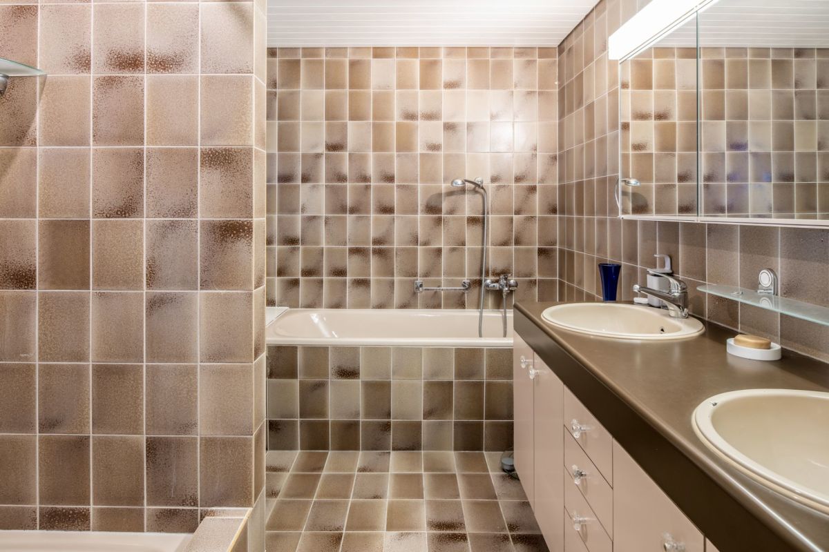 Retro-Badezimmer mit Doppelwaschbecken und Badewanne