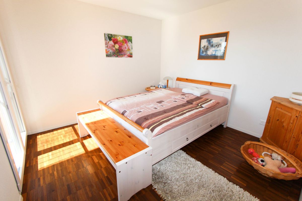 Helles Schlafzimmer mit Doppelbett