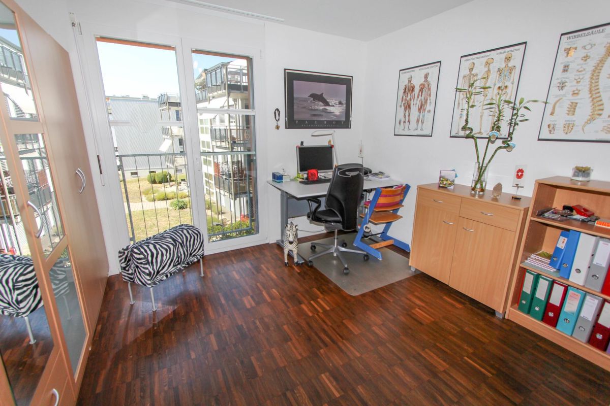 Hell möbliertes Arbeitszimmer mit Blick ins Freie