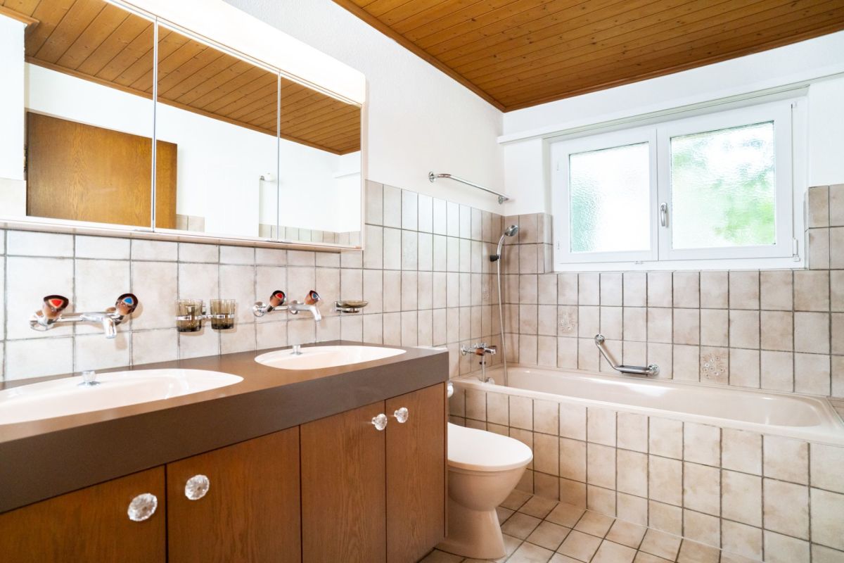 Badezimmer mit Doppelwaschbecken und Wanne
