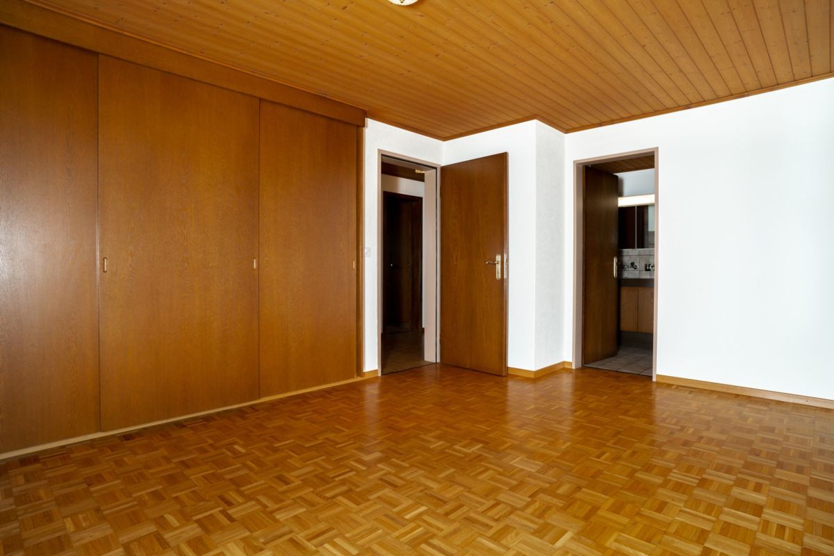Leeres Zimmer mit Holzdecke und Einbauschrank