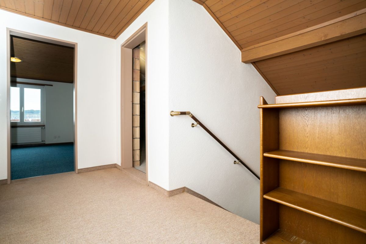 Dachgeschossflur mit Treppe und offenen Türen