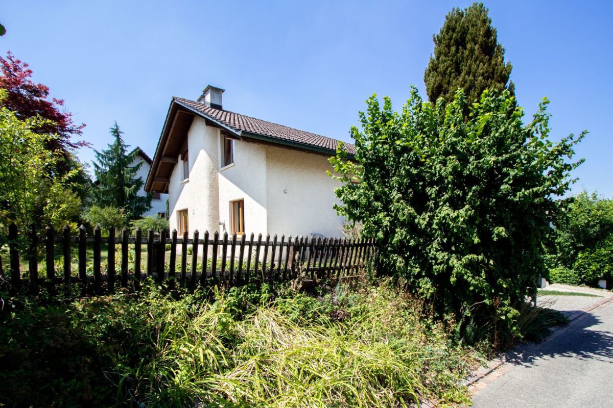 Einfamilienhaus mit Gartenansicht