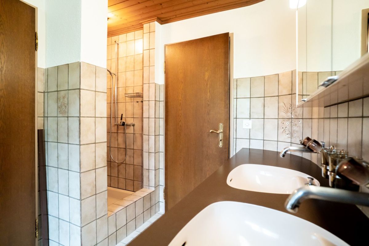 Badezimmer mit Doppelwaschbecken und Dusche