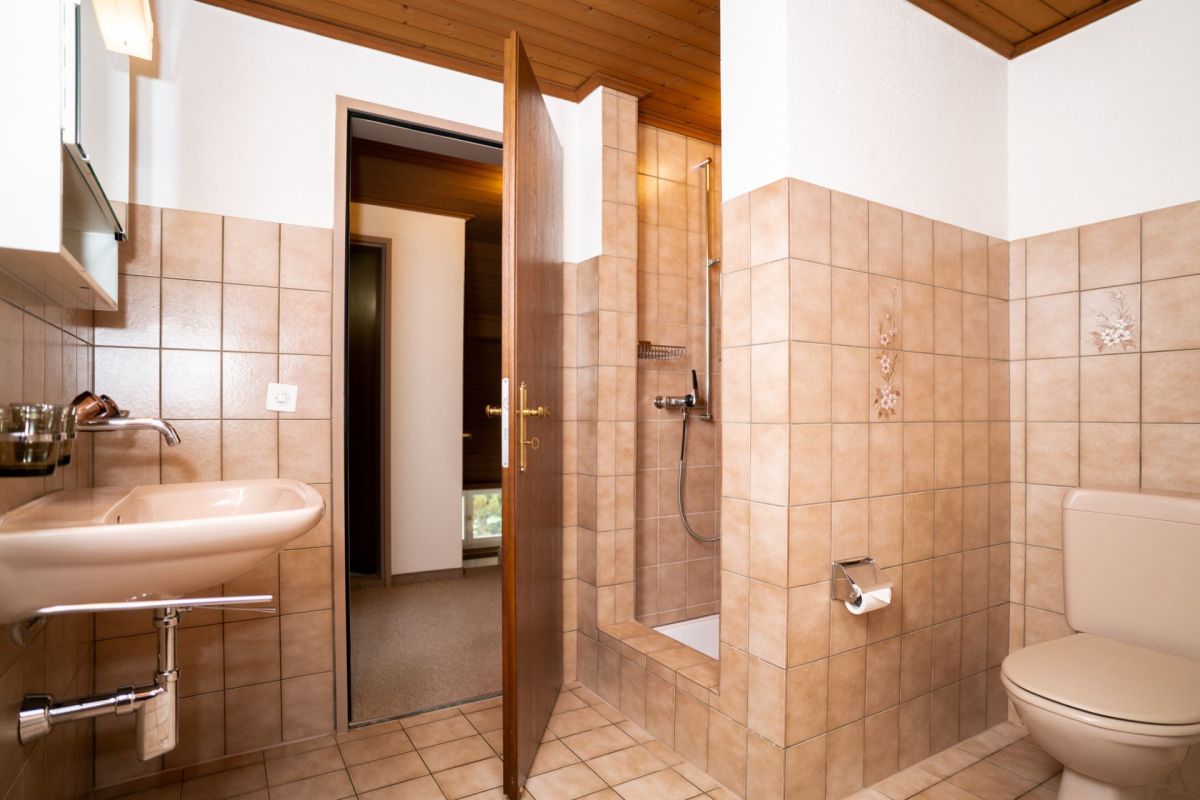 Badezimmer mit Dusche und WC