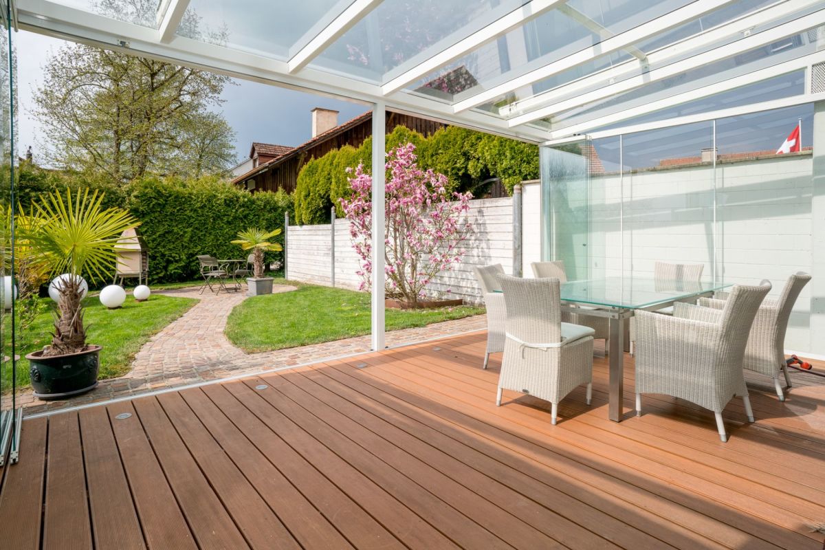 Überdachte Terrasse mit Gartenblick