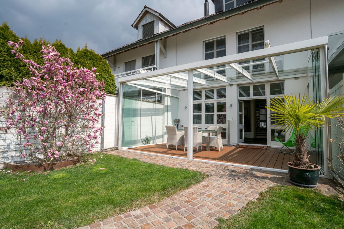 Terrasse und Garten mit Glasüberdachung