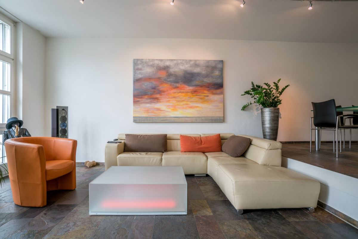 Modernes Wohnzimmer mit Galerie und Essbereich