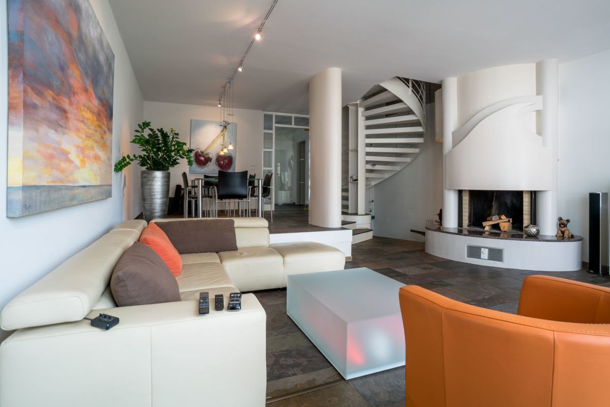 Offener Wohnbereich mit Kamin und Treppe