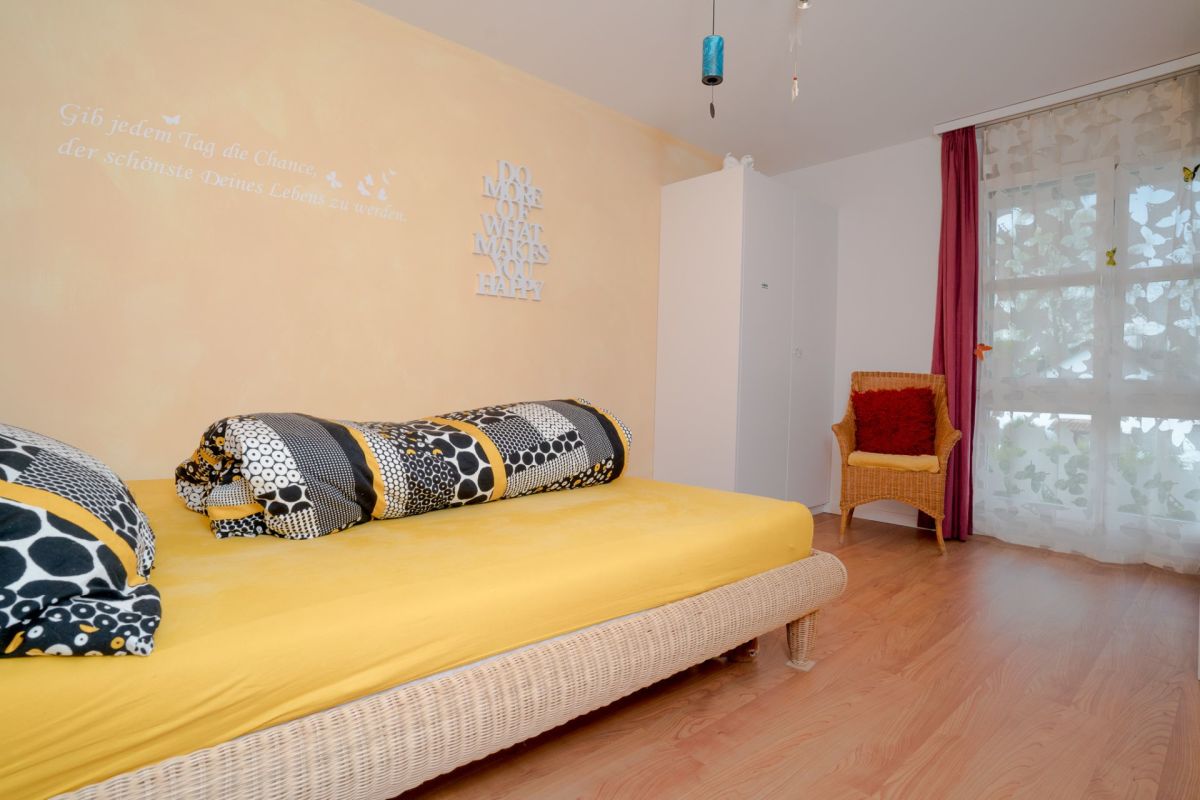 Helles Schlafzimmer mit Bett und Fenster