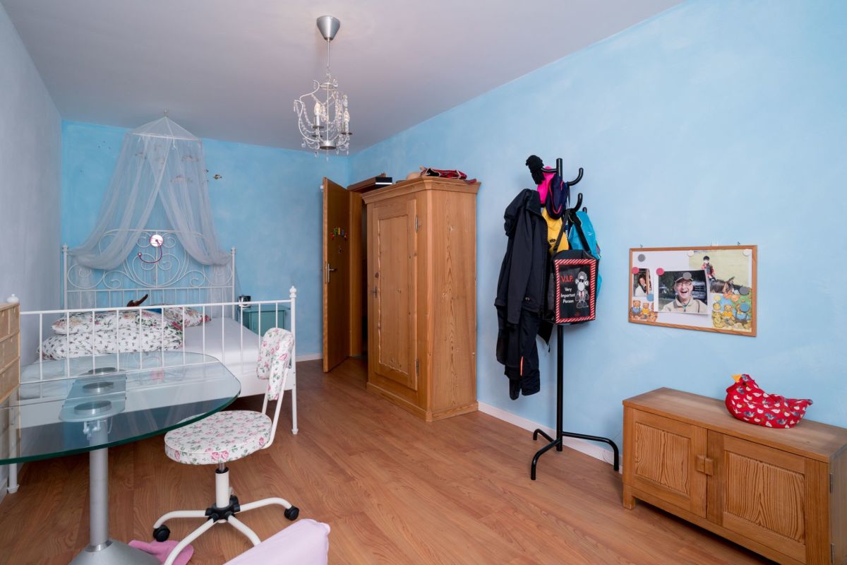 Kinderzimmer mit hellblauen Wänden