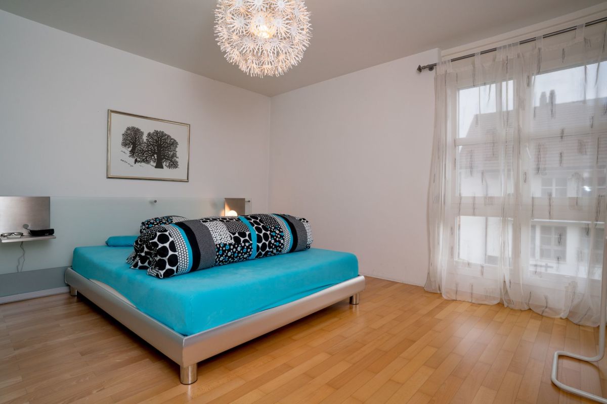 Modernes Schlafzimmer mit hellem Tageslicht