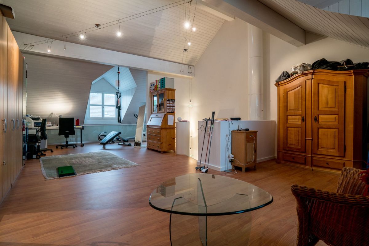 Dachgeschossraum mit Homeoffice und Fitnessbereich