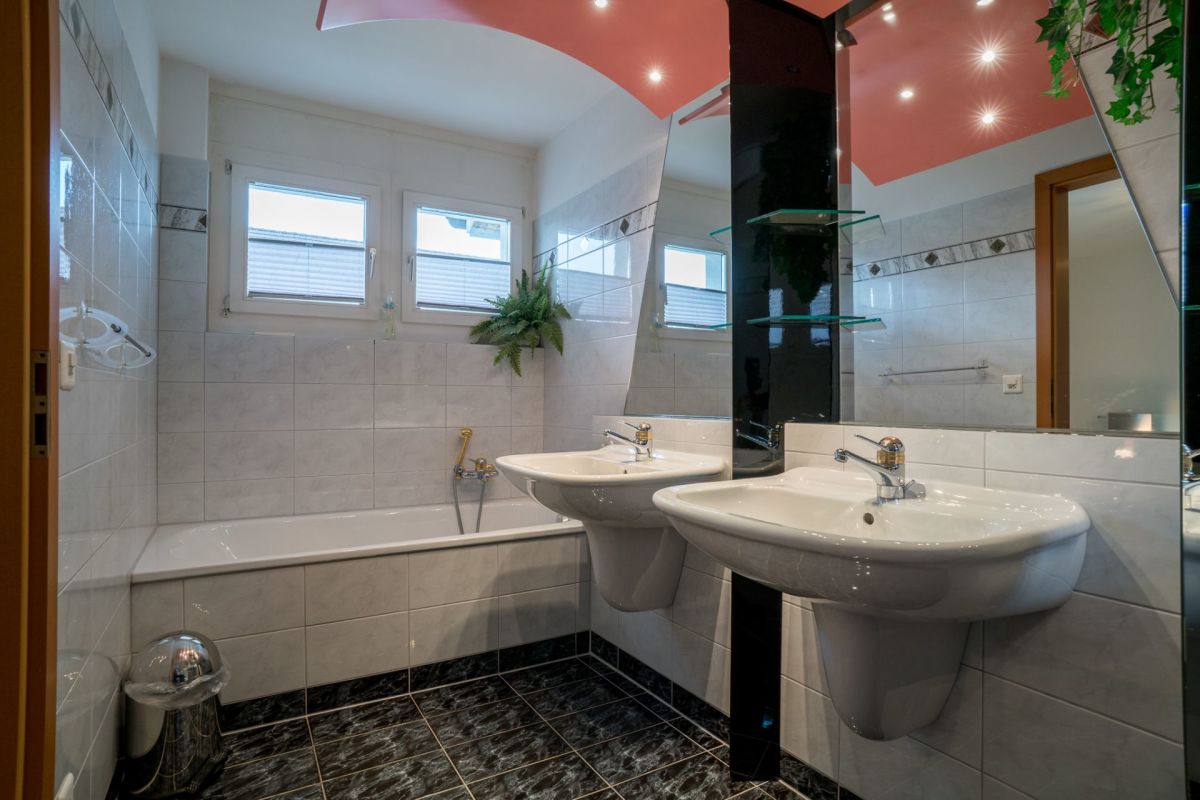 Modernes Badezimmer mit Badewanne und Doppelwaschtisch