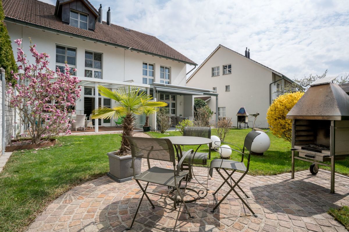 Großer Garten mit Terrasse und Grill