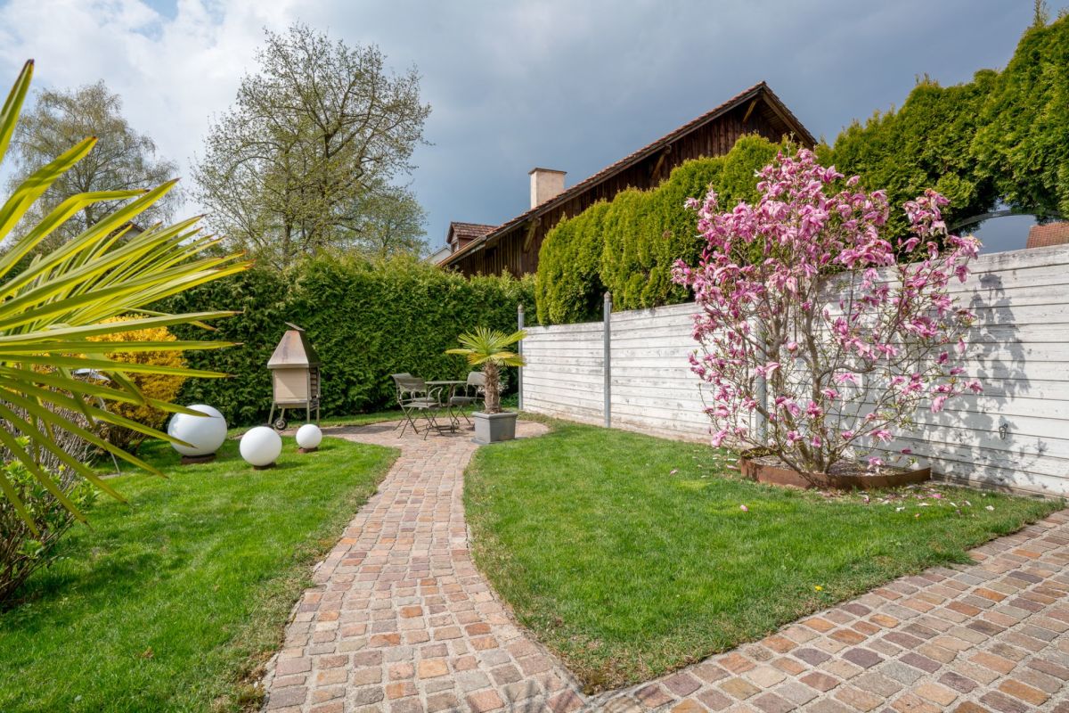 Gepflegter Garten mit Ziegelweg