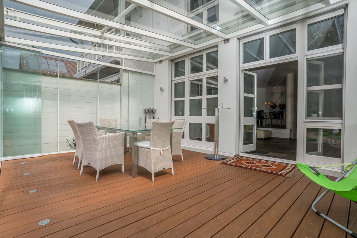 Überdachte Terrasse mit Sitzgruppe