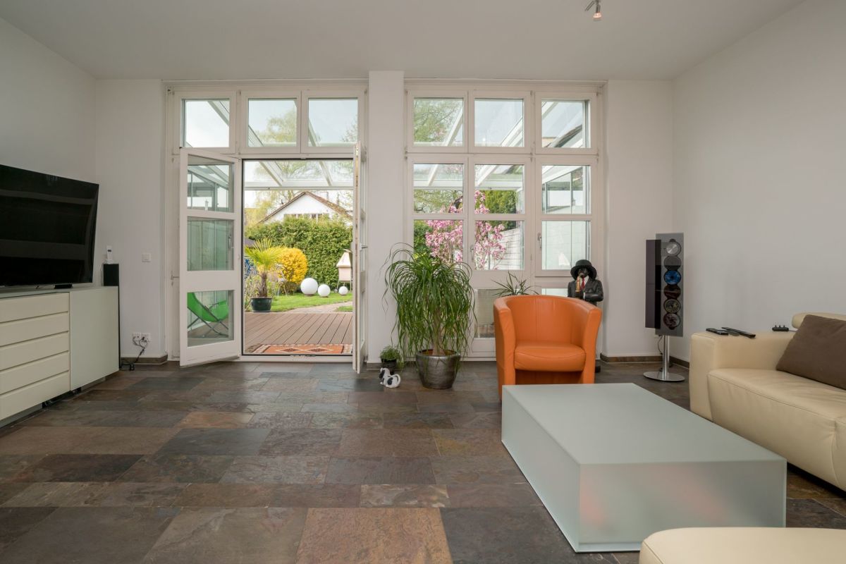 Helles Wohnzimmer mit Gartenzugang