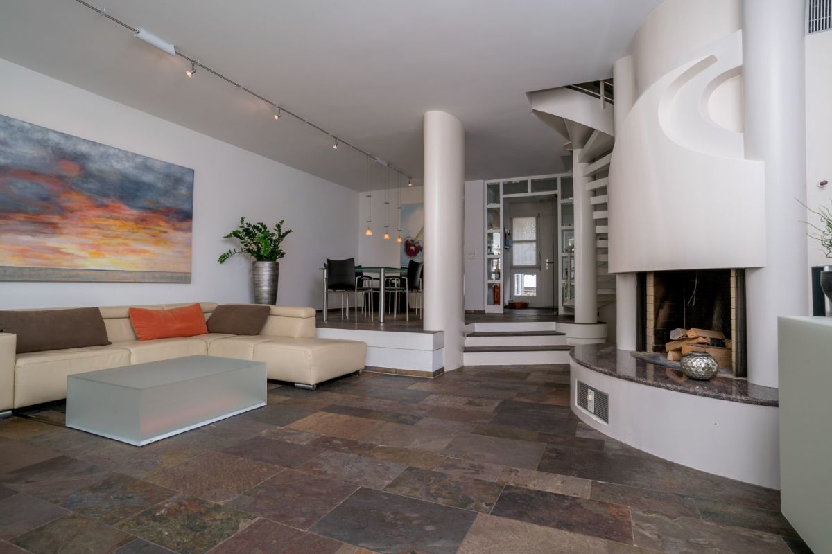 Modernes Wohnzimmer mit Kamin und Wendeltreppe