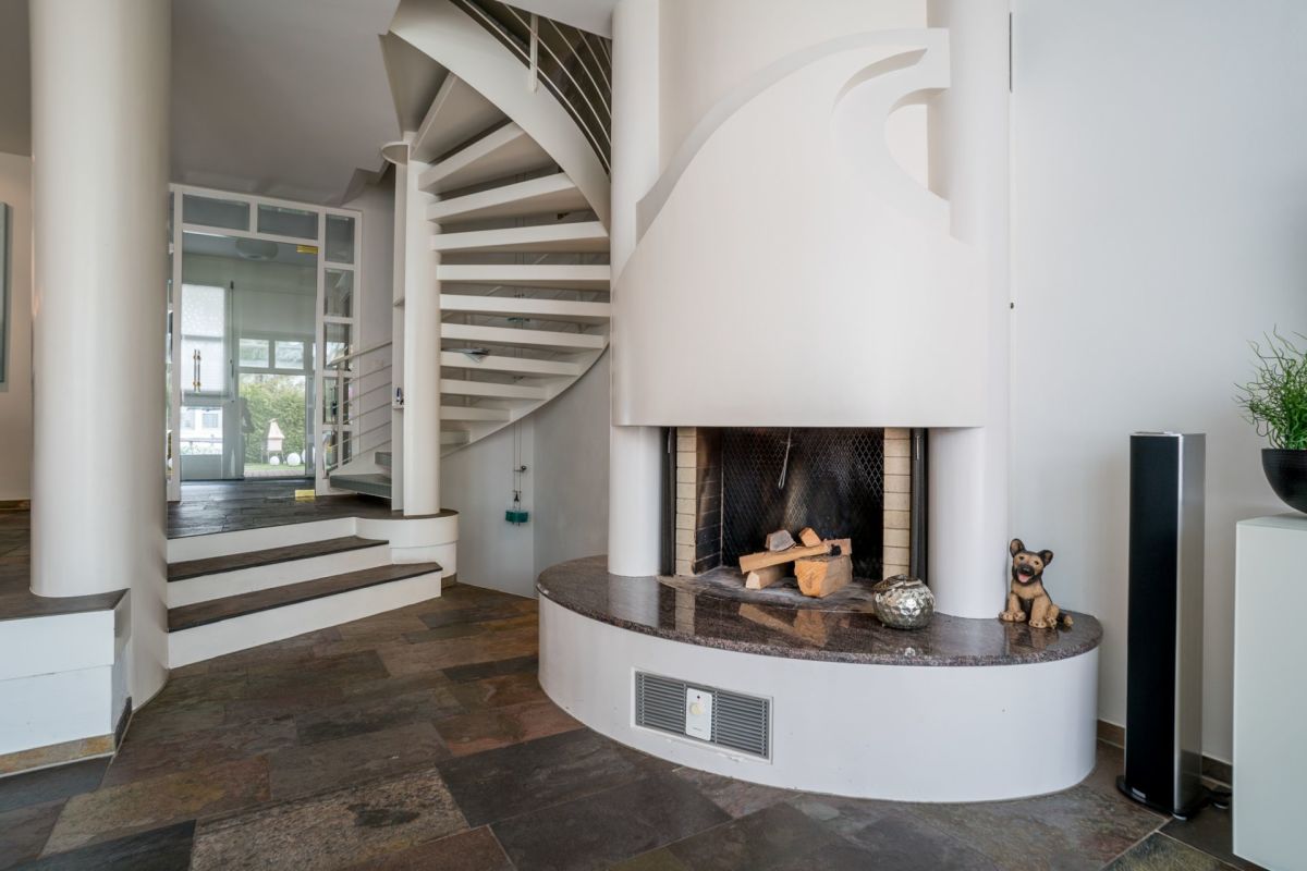Wohnraum mit Wendeltreppe und Kamin