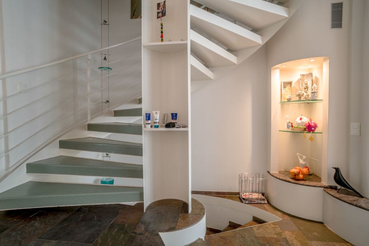 Moderne Treppe mit eingebauter Nische