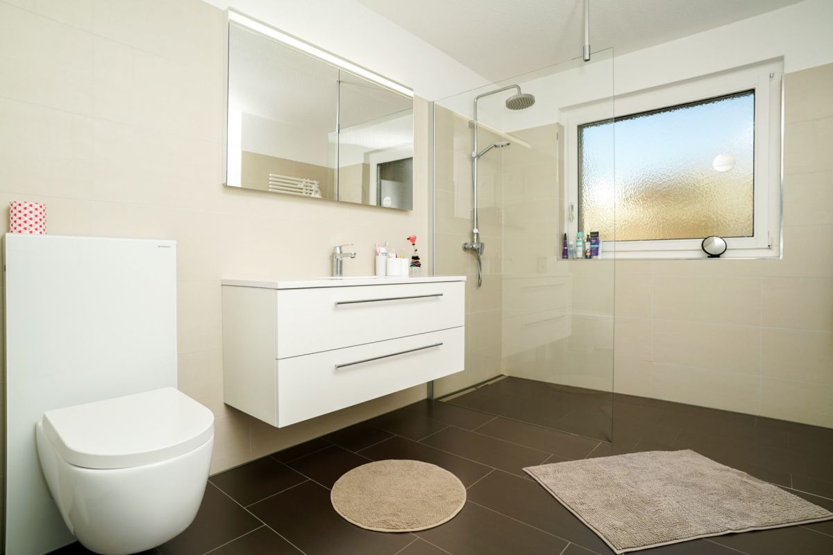 Modernes Bad mit Dusche und Waschtisch